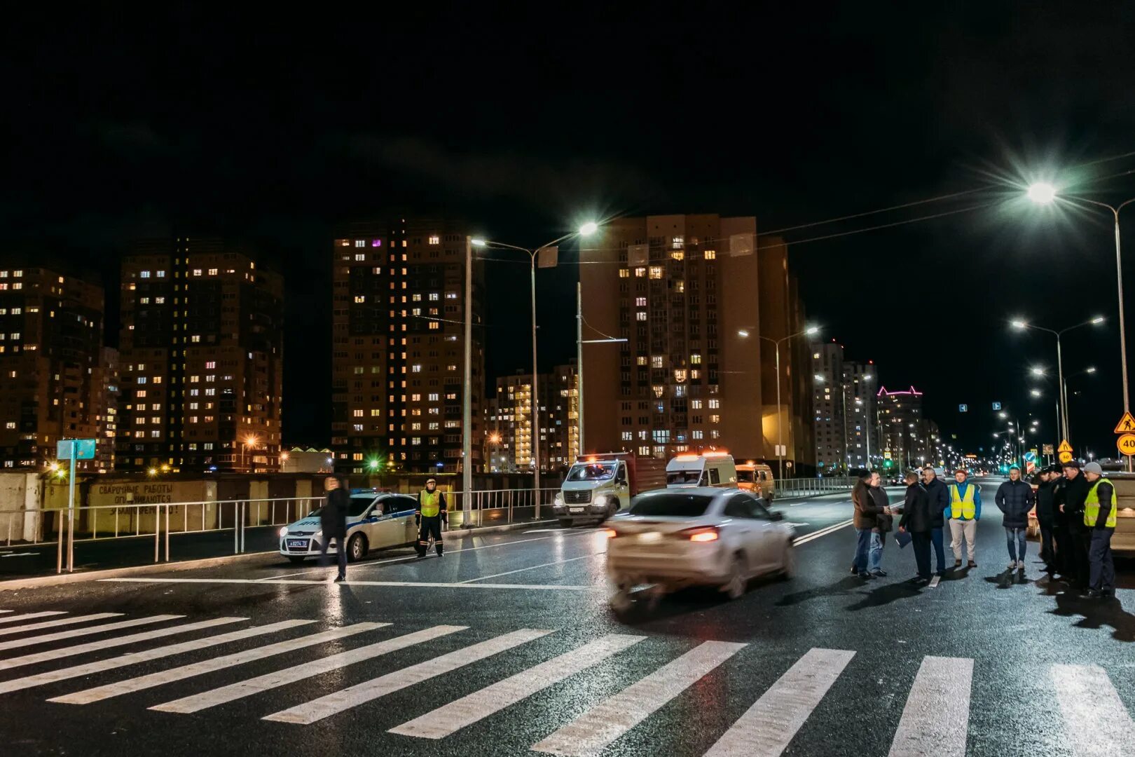 Тюмень вечером. Улица Николая Федорова в Тюмени. Вечерняя Тюмень качественные. Улица на проезжей части ранним вечером. Видео передвижение