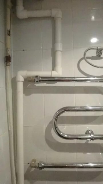 Стояк п образный. Компенсатор ppr труба. Однотрубная п образная система отопления. Полотенцесушитель на старые трубы. Стояк п образный.