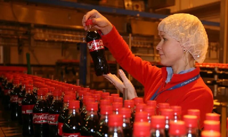 Вакансии кола. Coca cola в китае. Кока кола ставропольского завода. Работники кока колы. Производители колы.
