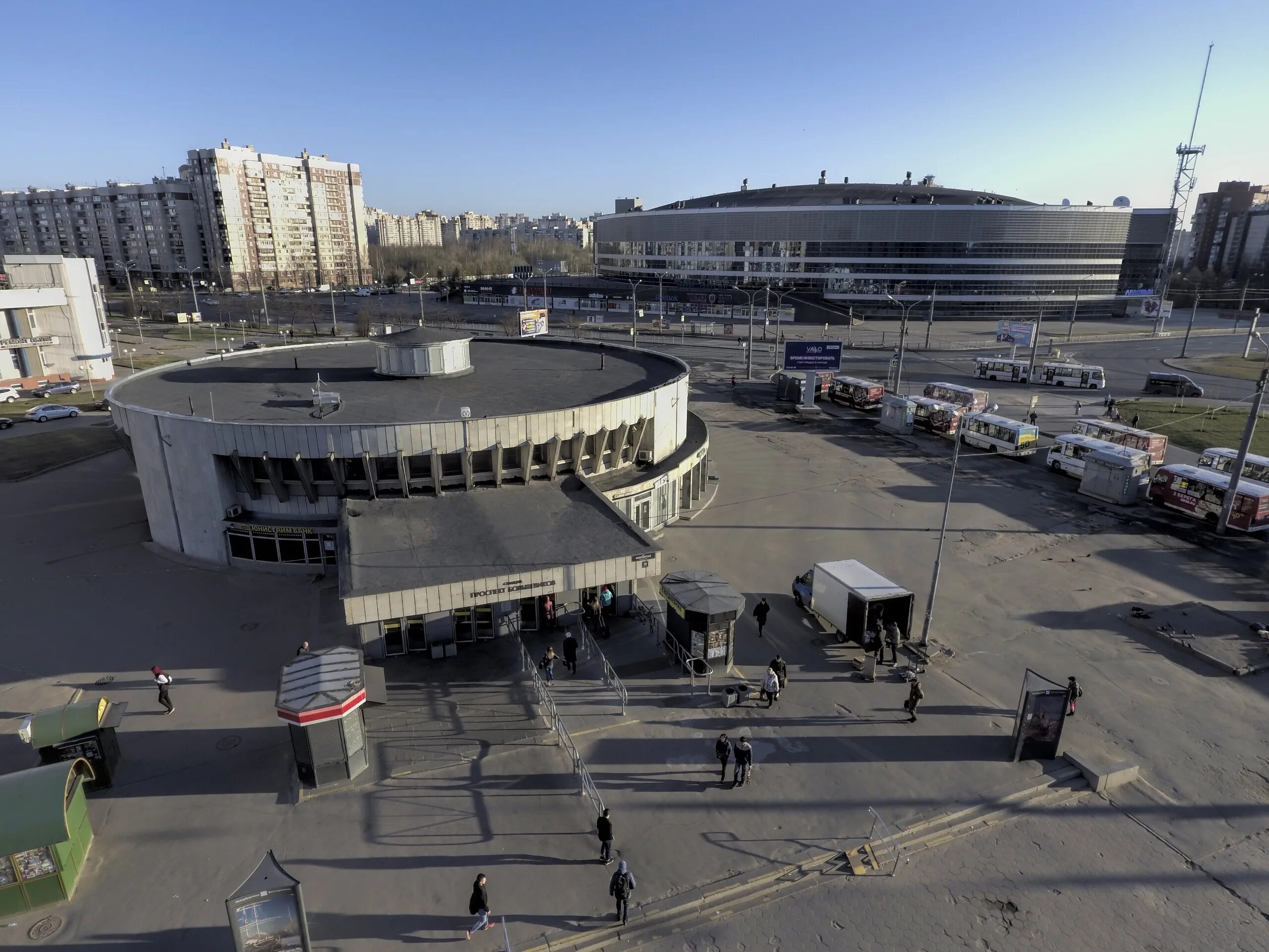 Проспект большевиков 2000 год. Проспект большевиков (станция метро). Проспект большевиков. Проспект большевиков санкт-петербург. Метро питер проспект большевиков.