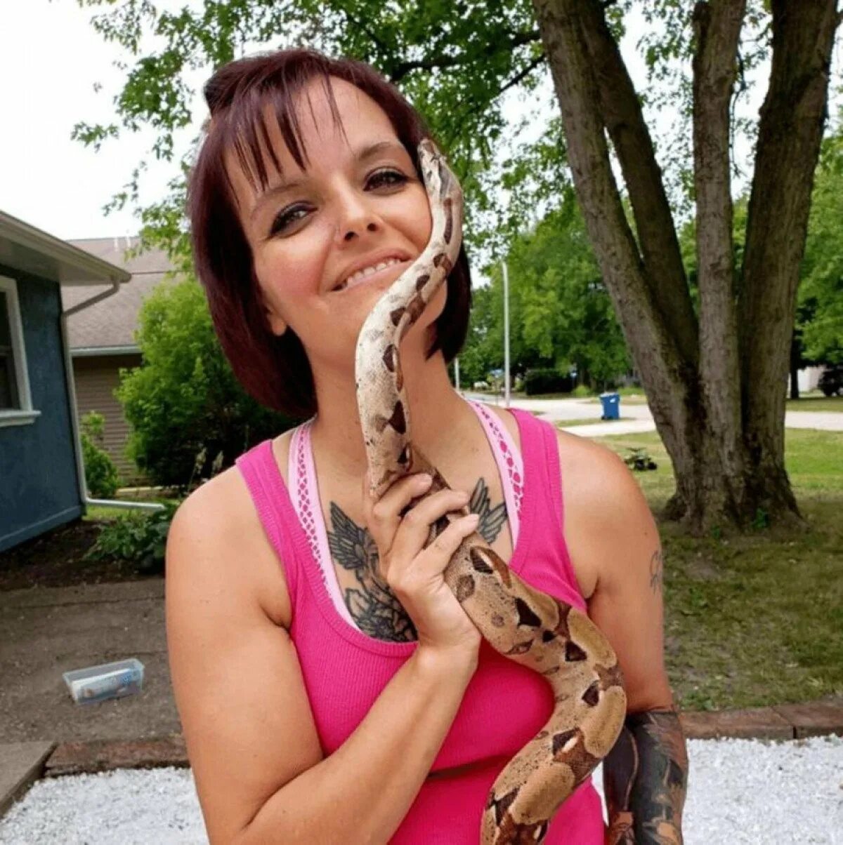 Ребенок держит змею. Женщины змеи.