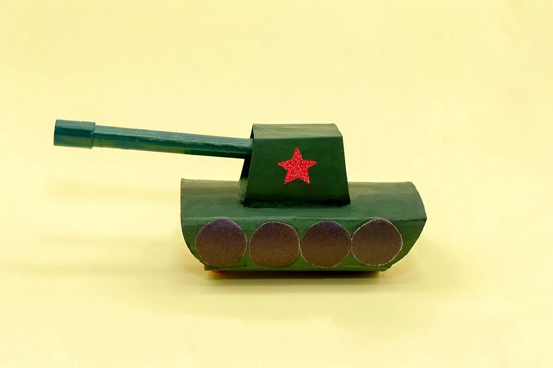 Танк из спичечных коробков на 23. Танк из картона в садик. Танк из спичечных коробков на 23 февраля для детей. Танк из картона. Танк из коробок большой.