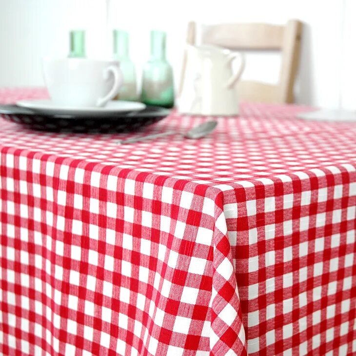 Скатерть в красно белую клеточку. Скатерть в клетку. Скатерть шотландская клетка. Скатерть красно белая клетка. Клетчатая скатерть.