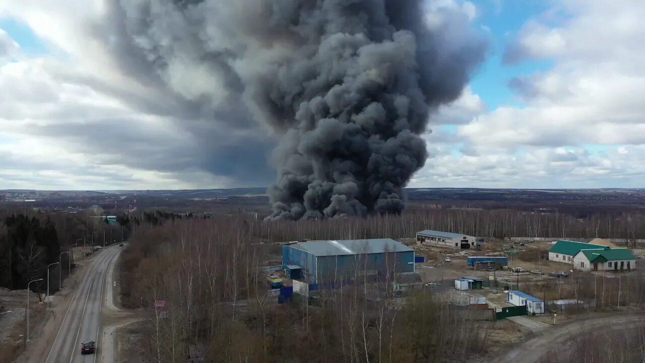 Пожар в дмитровском. Пожар на ДОЗАКЛ В Дмитрове. Пожар на заводе ДОЗАКЛ В Дмитрове. Горит завод. Пожар на алюминиевом заводе.