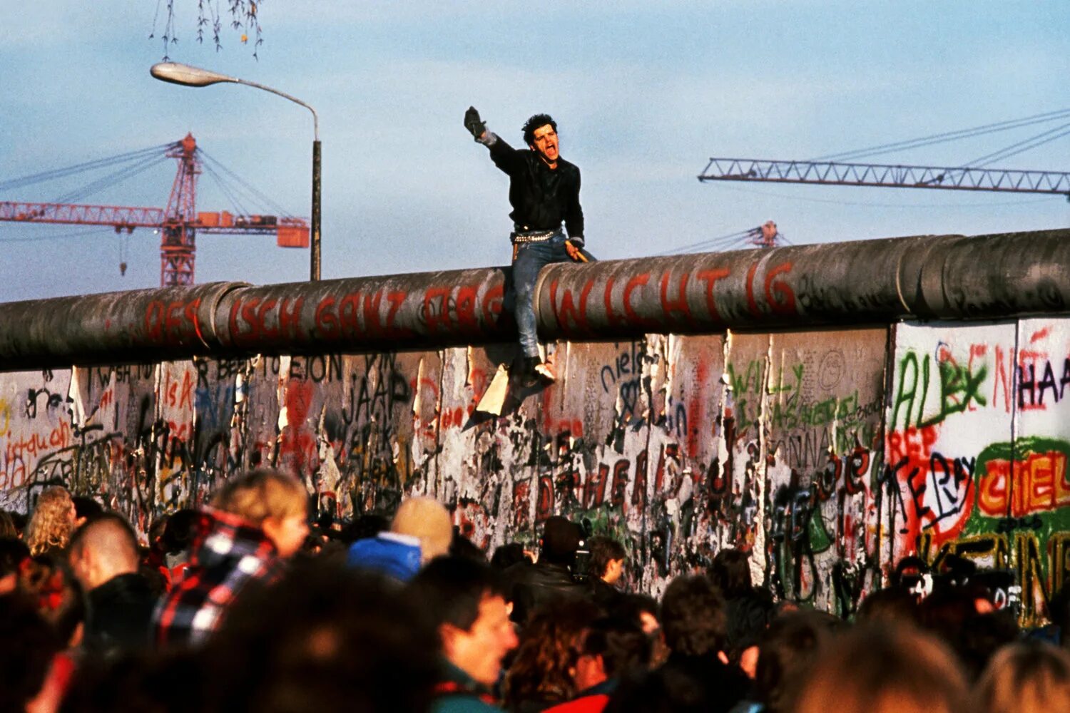 Wall fall. Берлинская стена 1989. Крушение Берлинской стены 1989. 9 Ноября 1989 Берлинская стена. Падение Берлинской стены 1989 г.