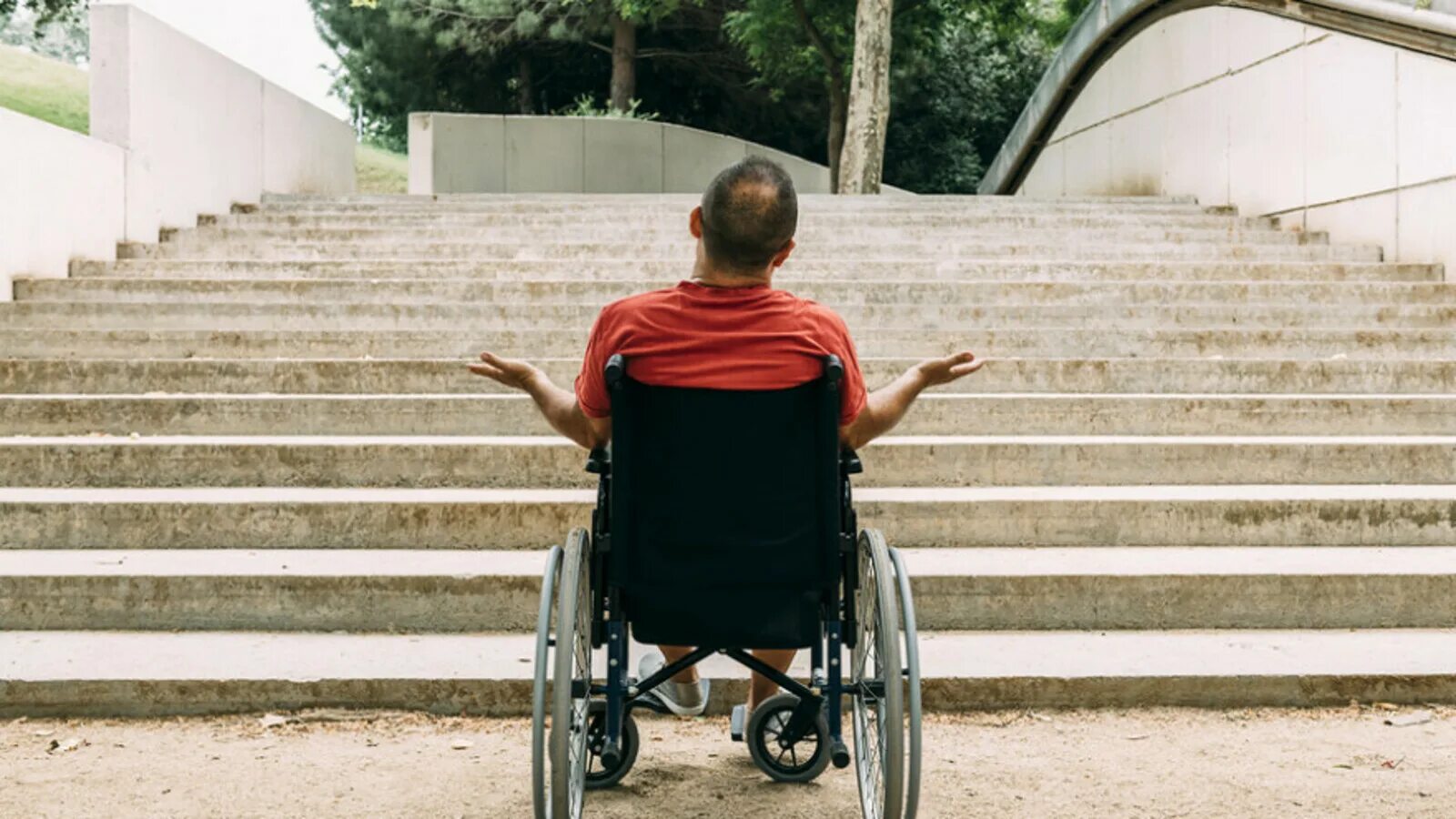 Живу с 2 инвалидами. Инвалид на инвалидной коляске. Человек на коляске. Препятствия для людей с ограниченными возможностями. Пешеход в инвалидной коляске.
