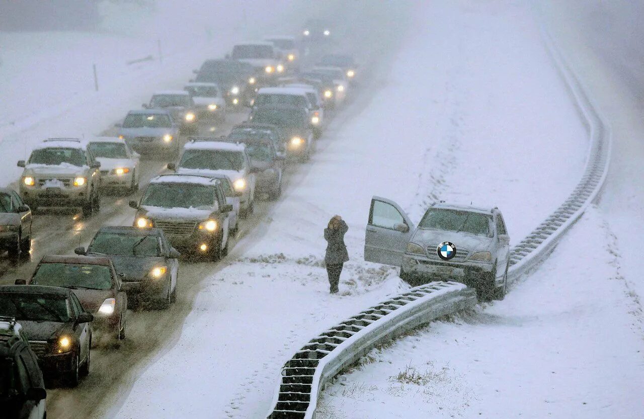 Опасно ли сейчас ездить. Дорога зимой. Зимняя дорога приколы. Машина в снегу. Занесенная снегом дорога.