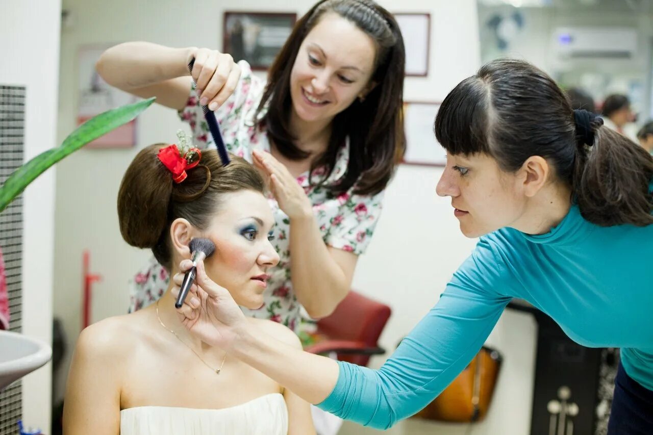 Парикмахер мужчина. Барбершоп обнинск гагарина 52. Технология парикмахерских услуг. Парикмахерские стрижки. Жак дессанж салон.