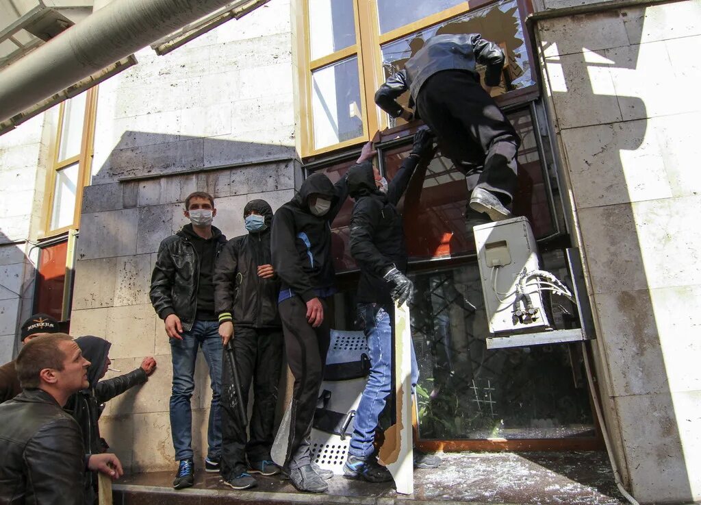 донецке 2014 баррикады. пророссийские митинги в украине. 300 спартанцев запорожье. захват здания донецкой областной администрации. крым севастополь 2014.