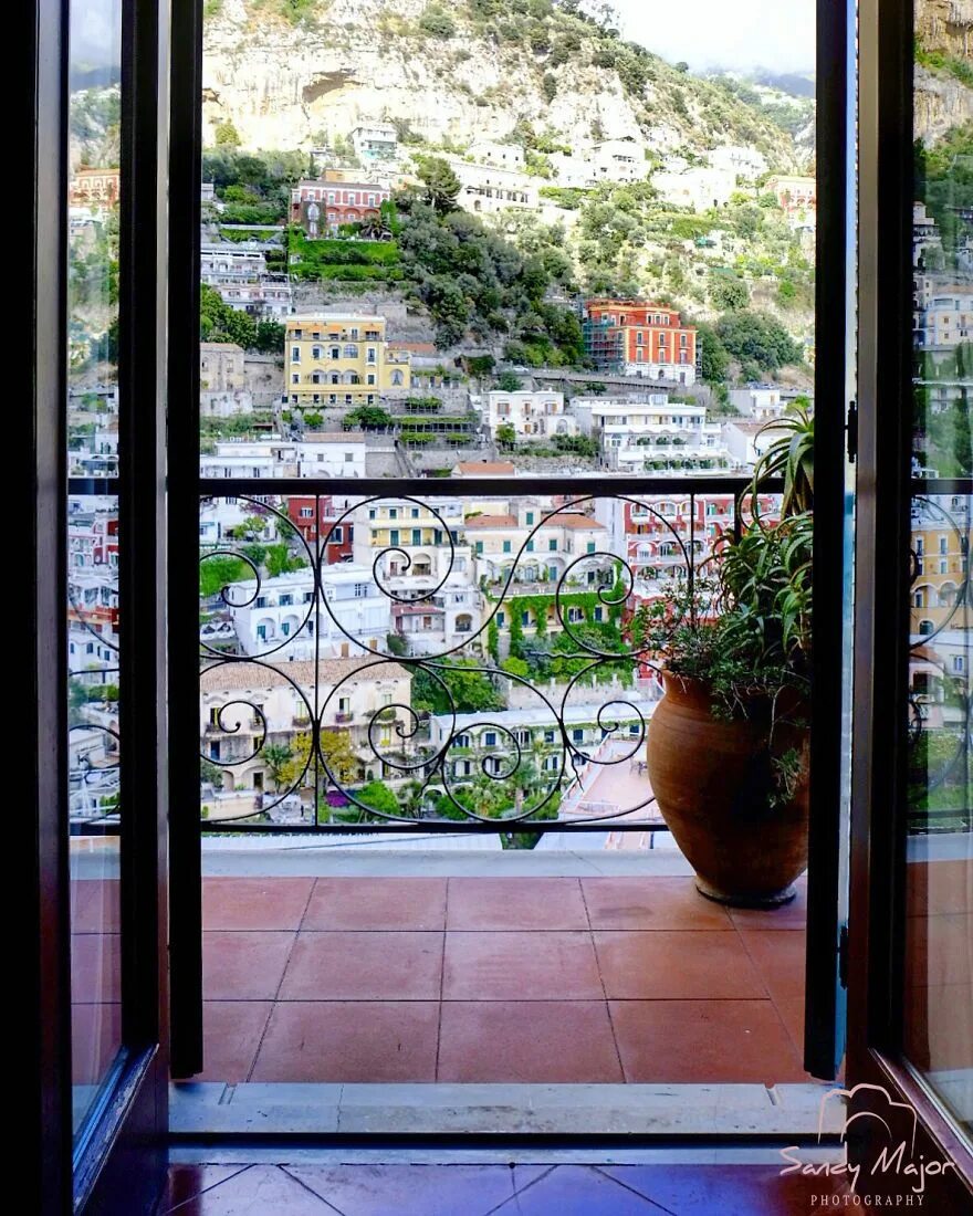 Открой view. Красивые окна. Италия вид из окна. Красивый вид из окна. Виды окон.