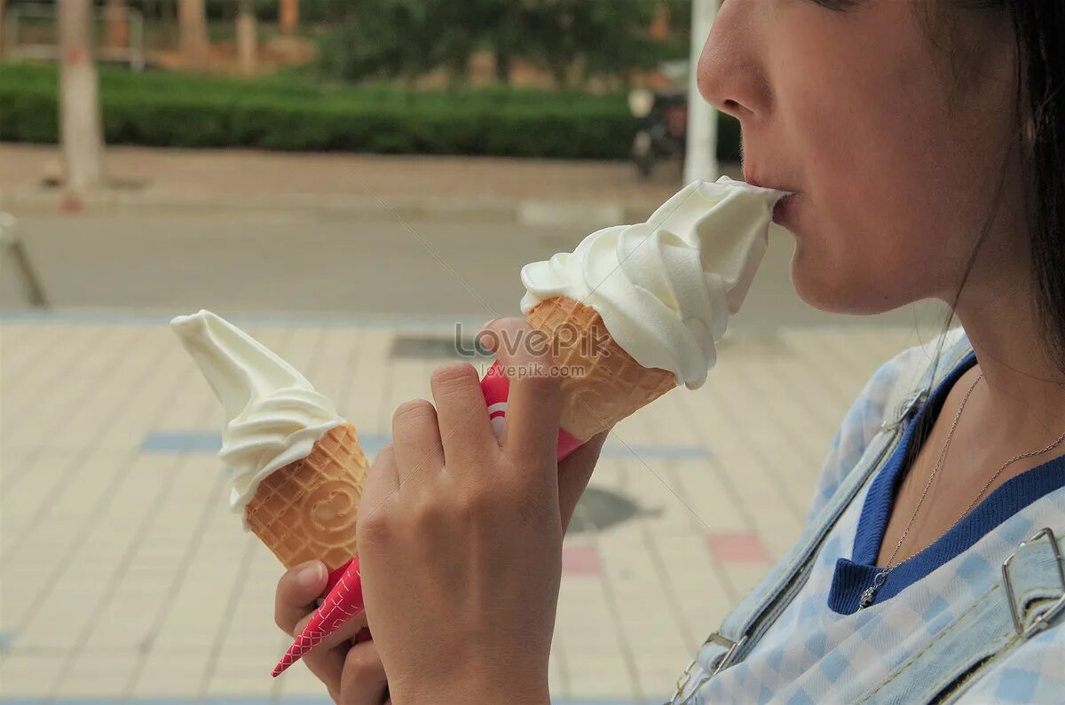 Девушка с мороженым. Девочка ест мороженое. Человек ест мороженое референс. Красивая девушка с мороженым.
