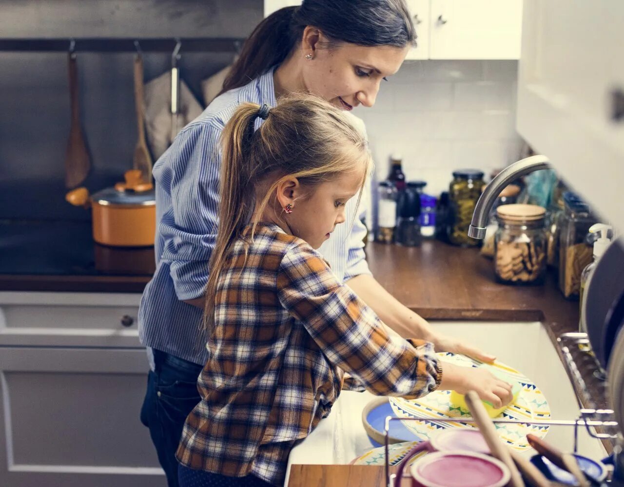 Mommy help. Мама с ребенком на кухне. Помогать маме по дому. Помогаем маме. Ребенок помогает маме.