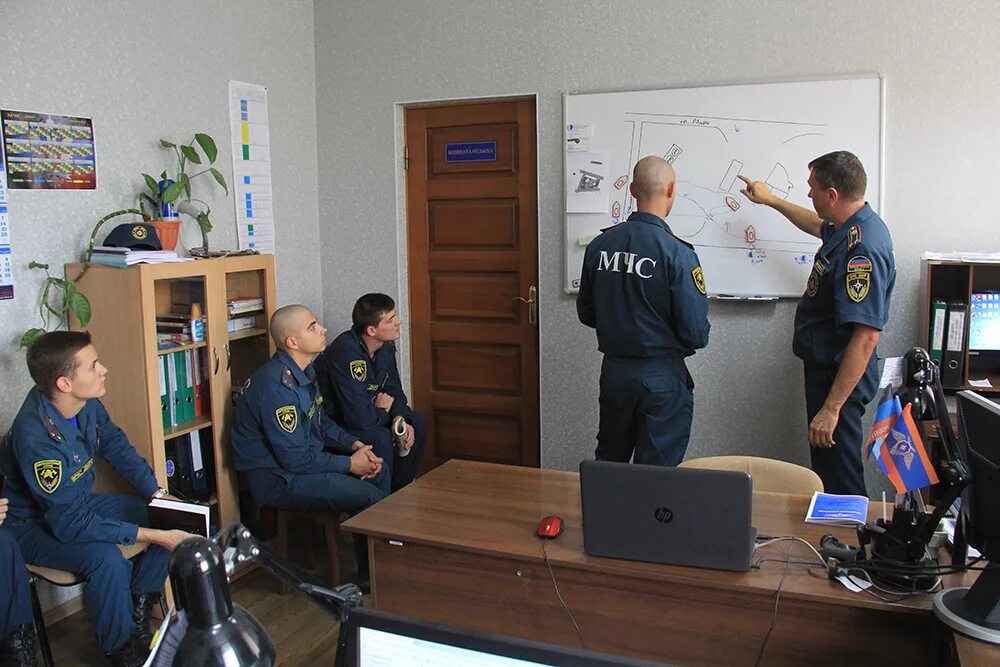 служба пожаротушения екатеринбурга. форма мчс 2022. учеба мчс. профессиональная подготовка спасателей. стажировка мчс.