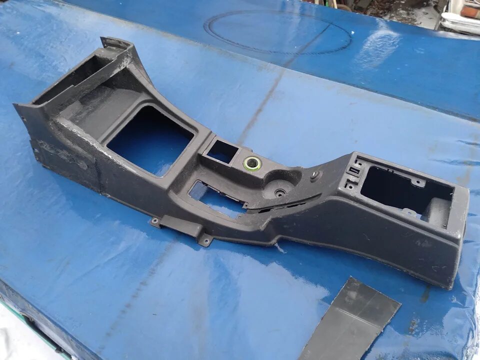 Тоннель ваз 2110 евро. Консоль 2170 туннель. Туннель на приору. Туннель на приору. Тоннель пола приора 2.