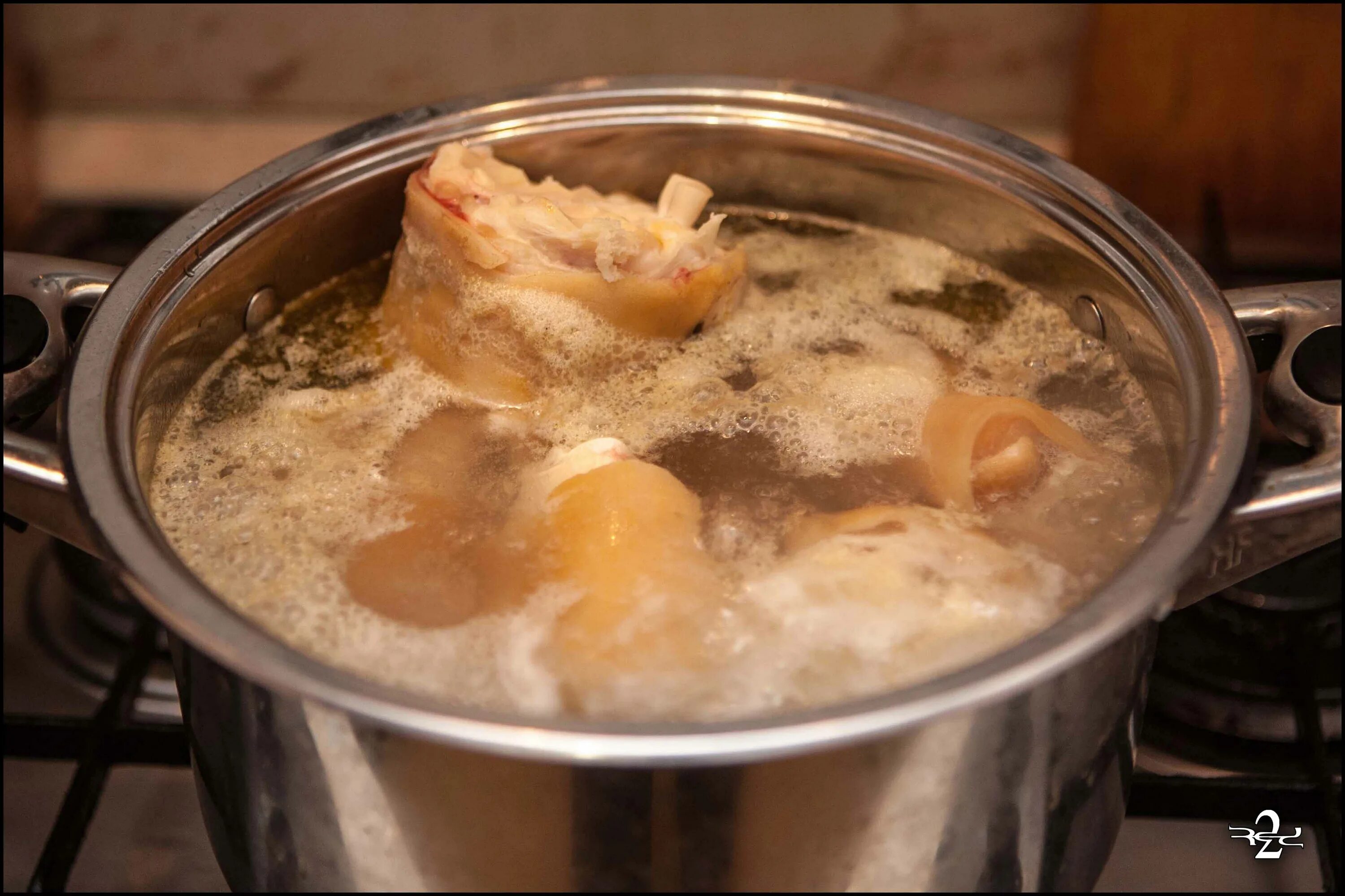 кастрюля для хаша. как правильно разогреть рульку в духовке. хаш из свинины. суп из копчёной рульки гороховыф. хаш из свиной рульки.