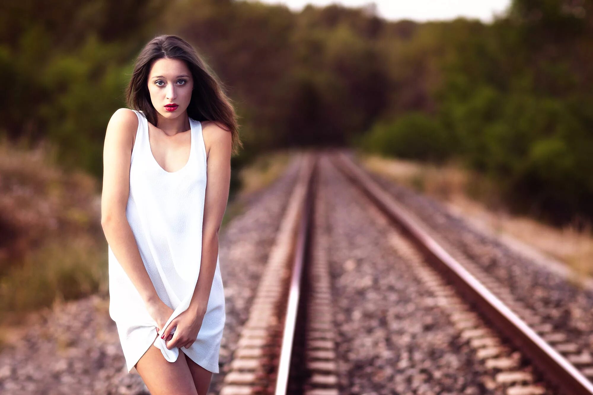 Женщины на железной дороге. Девушка на рельсах. Красивые девушки на рельсах. Фотосессия на железной дороге. Фотосессия на рельсах.