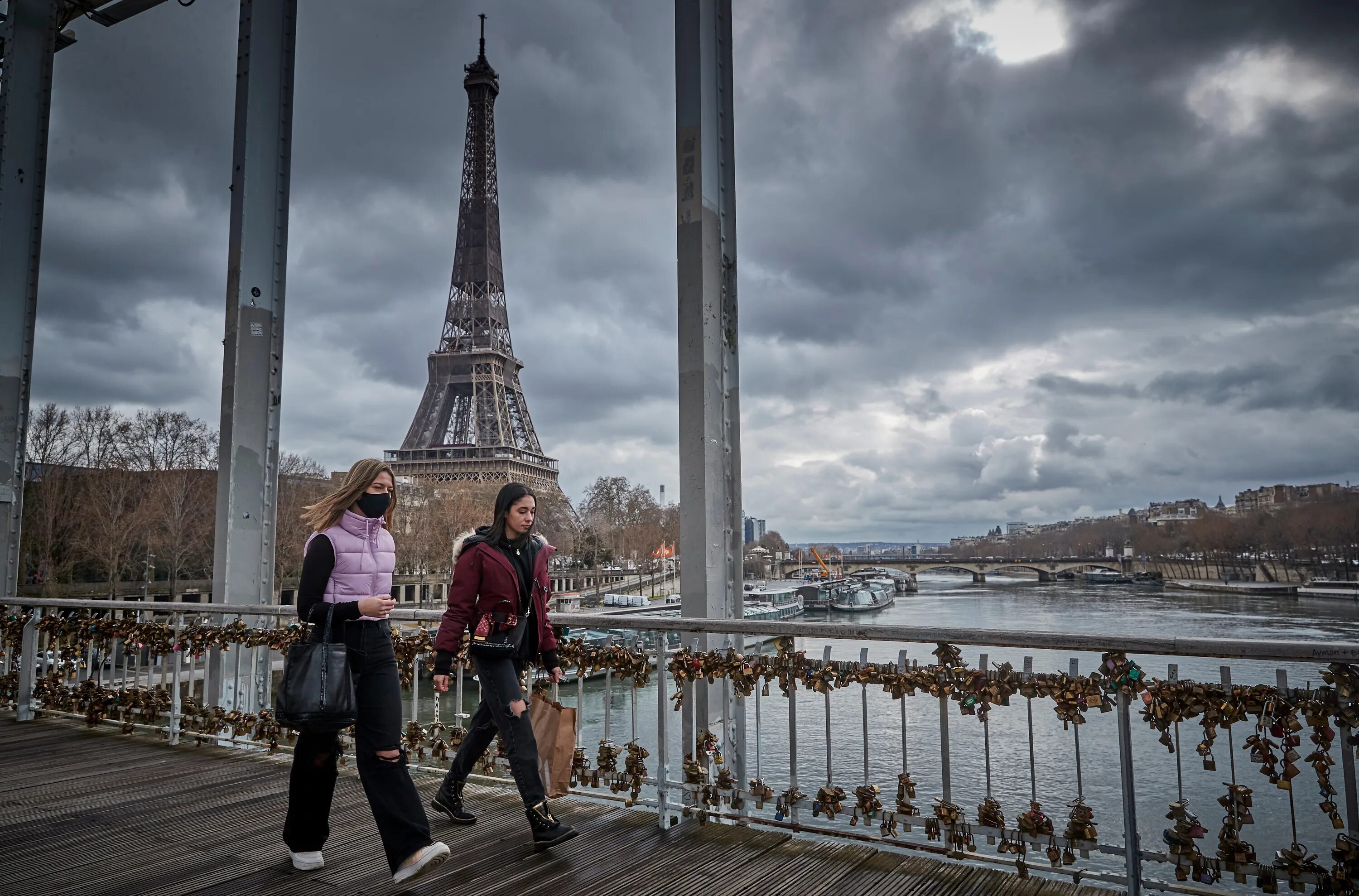 Франция 2022 Париж. Эйфелева башня в Праге. The Grand Elysee Эйфелева башня. Эйфелева башня ночью. Что случилось в париже 2024 год башня