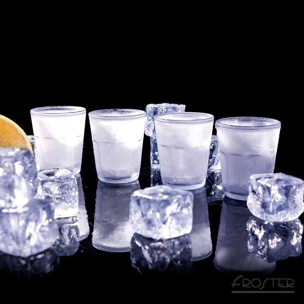 Стакан холодной воды. Стакан изо льда. Дед со стаканом. Кусок льда в стакане. Стаканчик для льда.