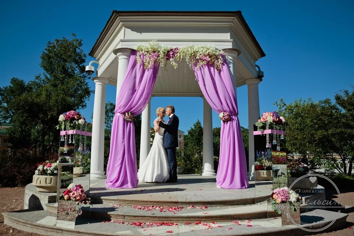 Организация свадебных мероприятий. Свадебный фотограф логотип. Wedding company. Рэдиссон фуксия выездная регистрация. Фотосессия в золотом.
