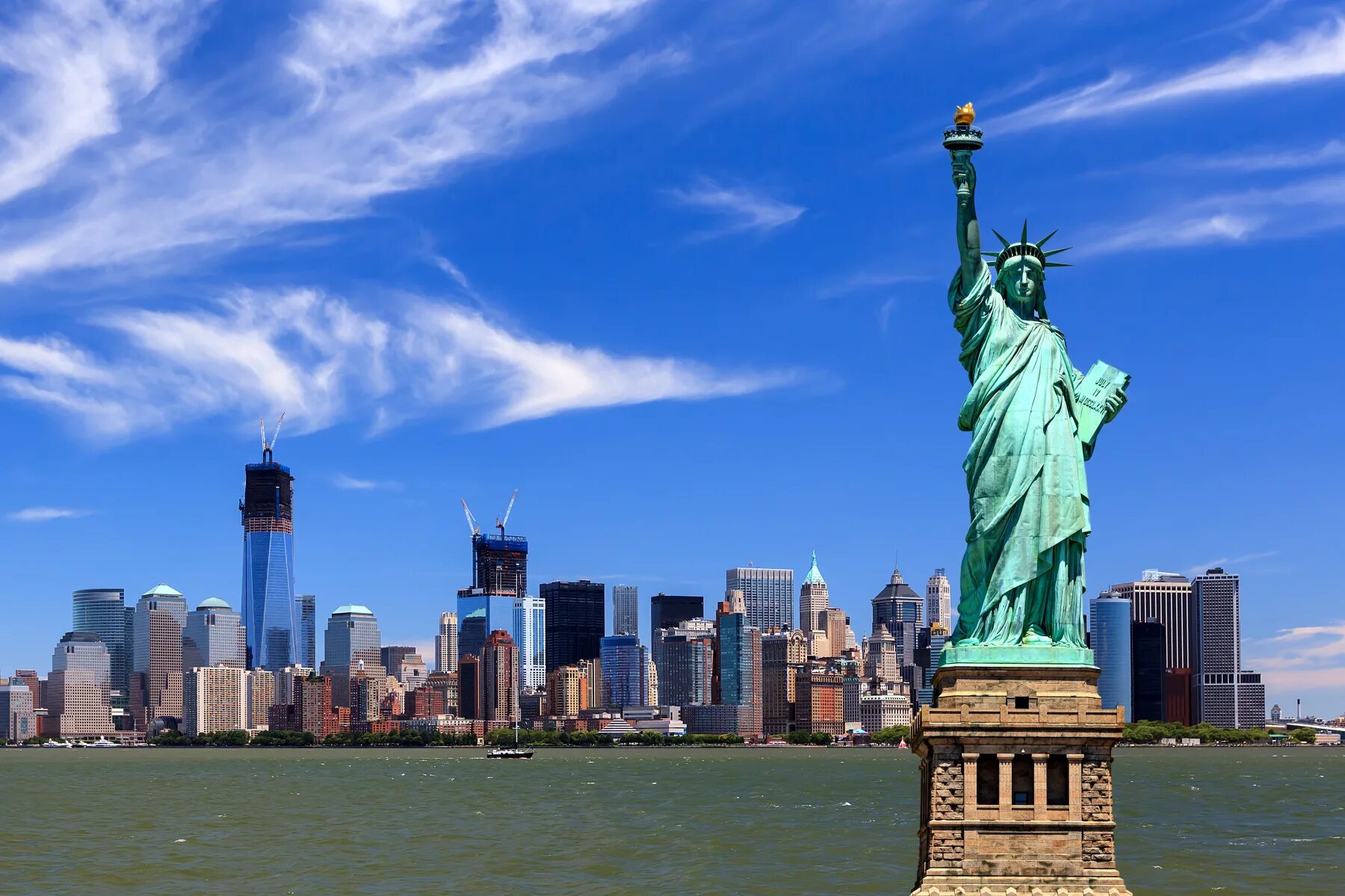 Ковид в сша. Статуя свободы Нью-Йорк. Нью Йорк статуясвободу. НЬЮЙ РРК статуя свободы. Нью Йорк Манхеттен статуя свободы.