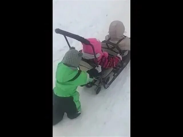 Мальчик столкнул санки с вершины горки сразу
