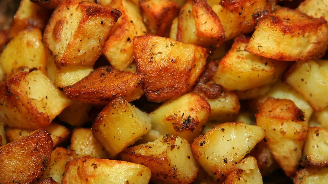 Жареная картошка. Жареная картошечка. Вкусная жареная картошка. Картошка обжаренная