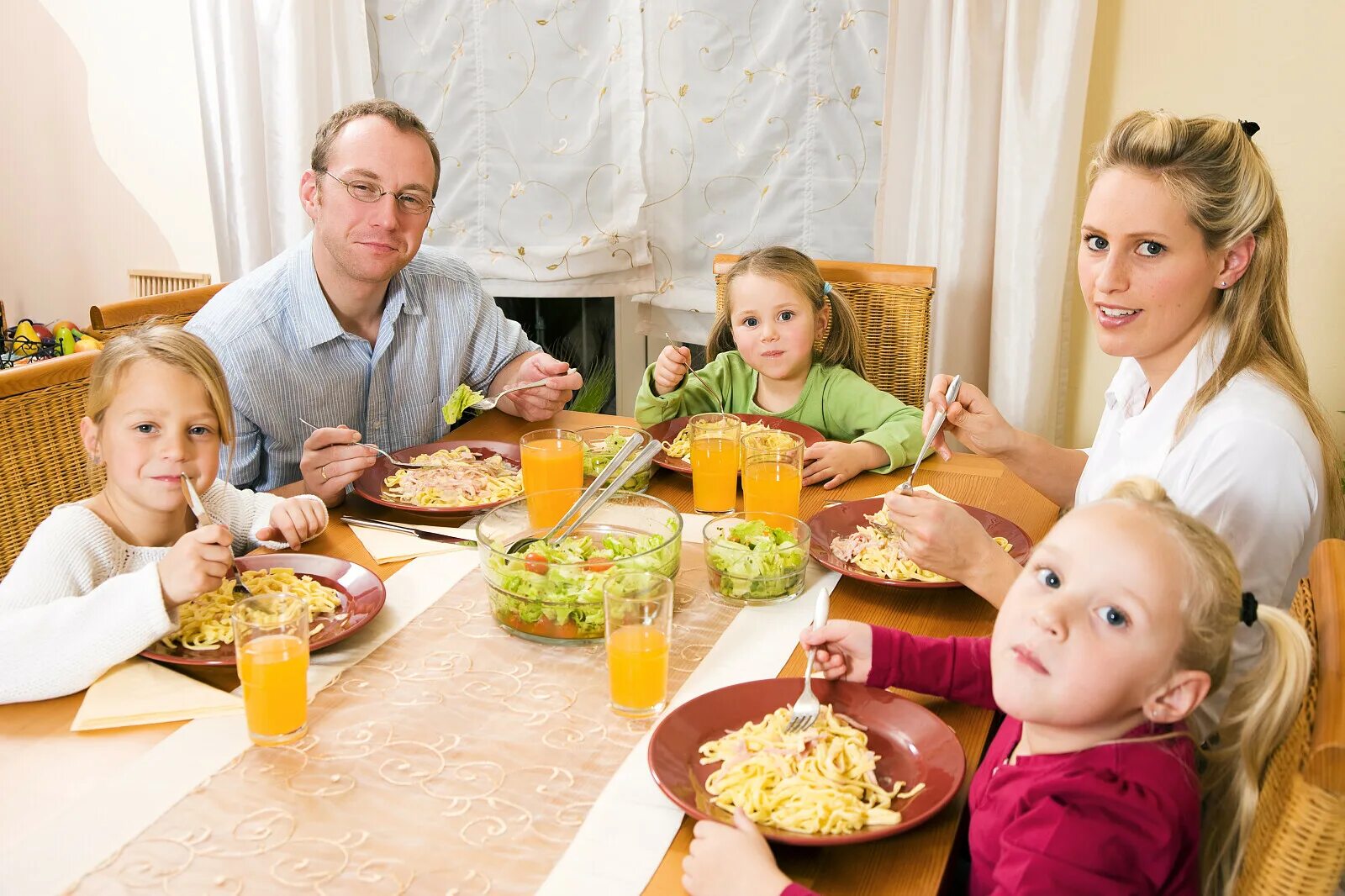 Родители после обеда. Семья за столом. Семейный ужин. Семья за праздничным столом. Семейный завтрак.