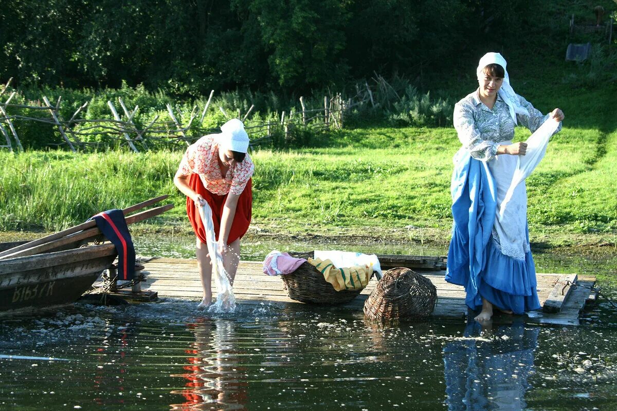 Женщины стирают на речке. Стирка на реке. Полоскание белья на реке. Стирка на речке. Стирка белья на речке.