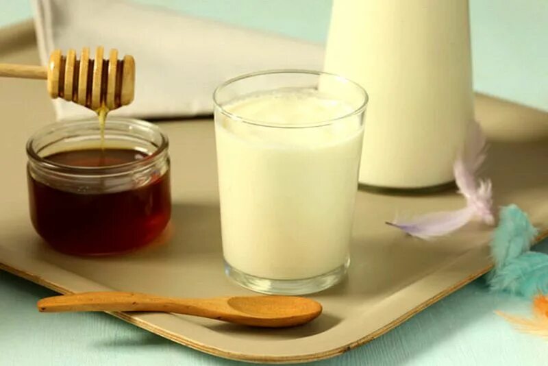 При кашле пить молоко с медом. Молоко и мед. Горячее молоко с медом. Теплое молоко. Тёплое молоко с мёдом.