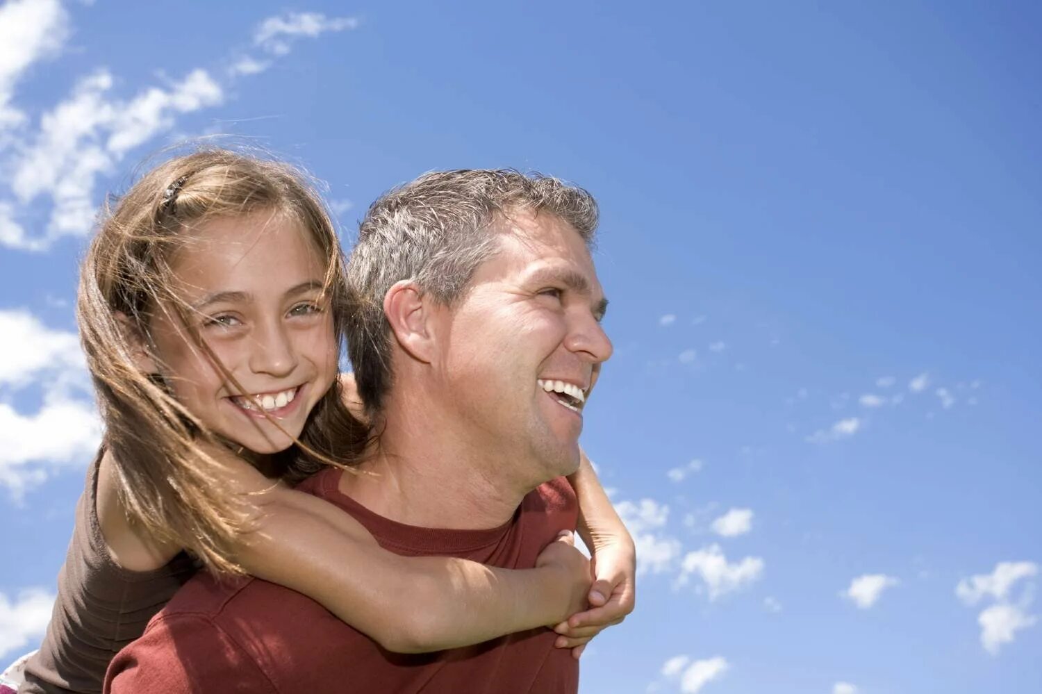 Dad likes playing. Отец и дочь. Папа и дочка подросток. Девочка подросток обнимает отца.