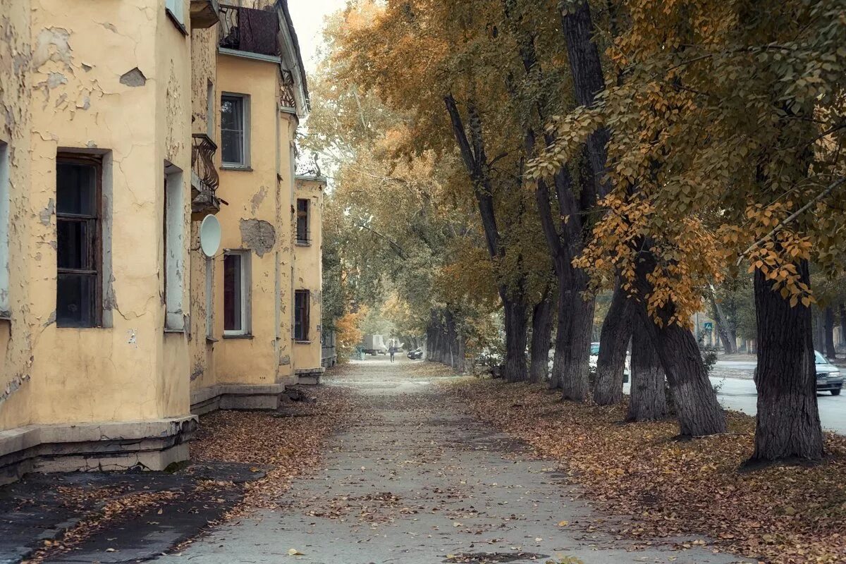 Дом на осенней улице. Челябинск окраина улочки. Улочки старого Таганрога. Старинные улочки Таганрог. Осенняя улица.