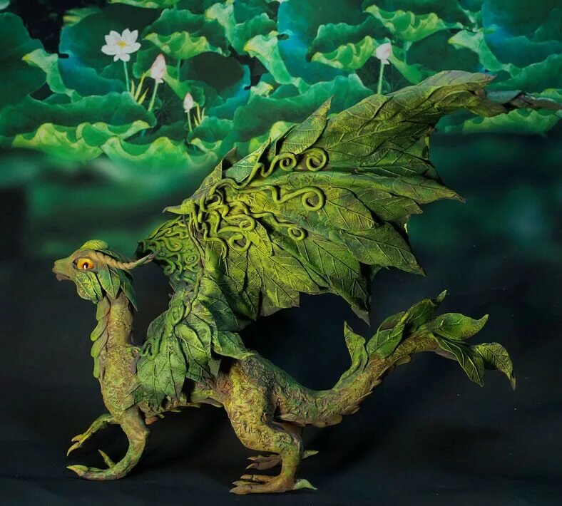 Рисунок зеленого деревянного дракона. Зеленый деревянный дракон. Лесной дракон фигурка. Зеленый дракон статуэтка. Фигурки зелёных драконов.