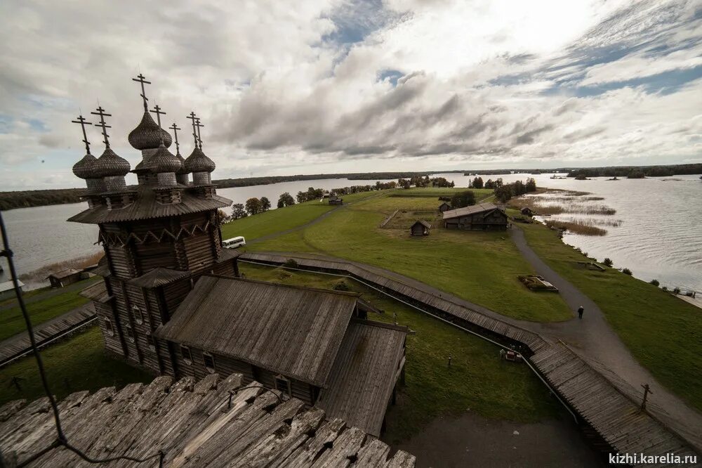 Памятники культуры россии кижи. Кижи музей-заповедник. Музей деревянного зодчества Карелия. Памятник деревянного зодчества Кижи. Музей деревянного зодчества Киж.