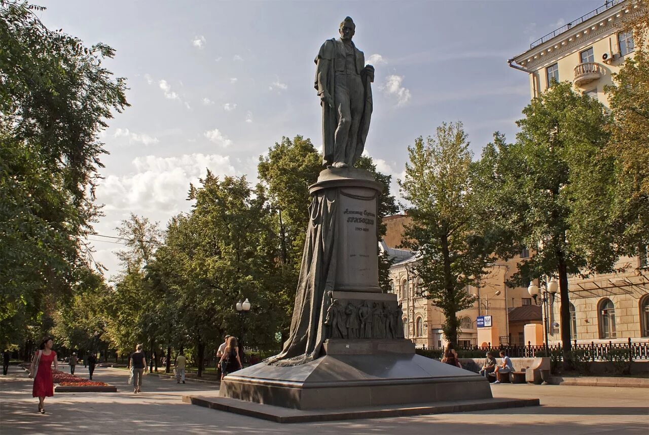 Где памятник. Чистопрудный бульвар памятник Грибоедову. Памятник Грибоедову в Москве на чистых прудах. Памятник на Чистопрудном бульваре. Памятник Александру Грибоедову на Чистопрудном бульваре.