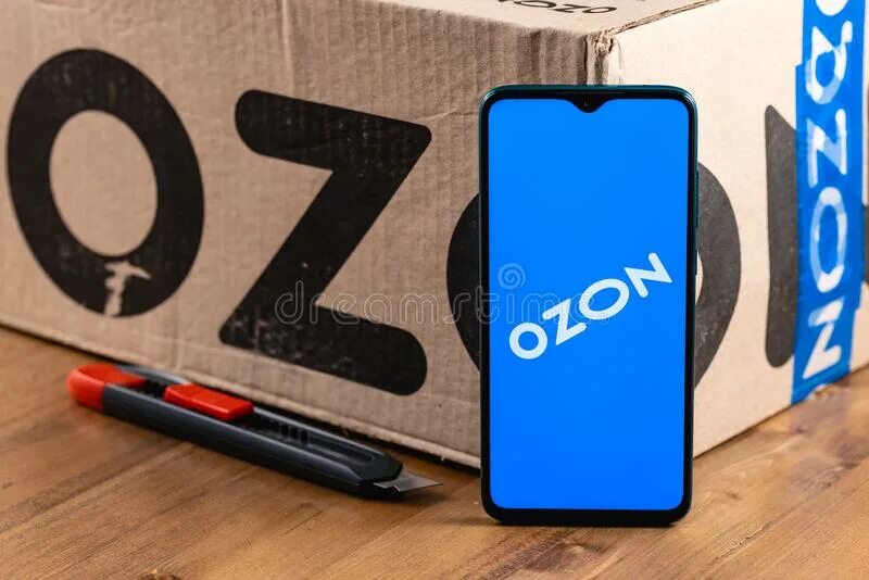 OZON логотип 2020. Лого OZON В смартфоне. OZON на экране телефона. OZON логотип на графитовом фоне. Вывести на телефон озон