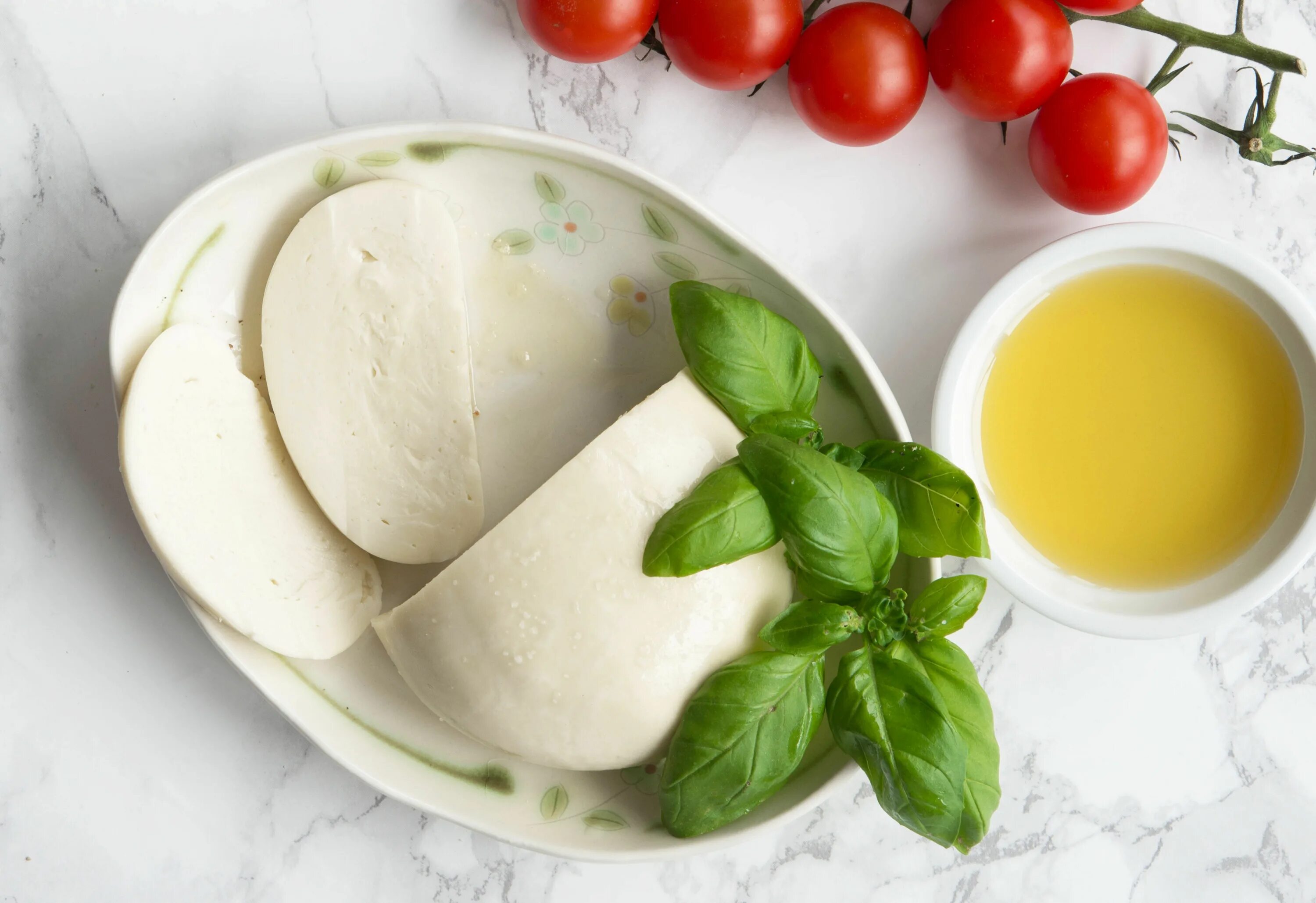 Моцарелла польза и вред. Mozzarella. Сыр моцарелла. Моцарелла Ингредиенты. Моцарелла фото.