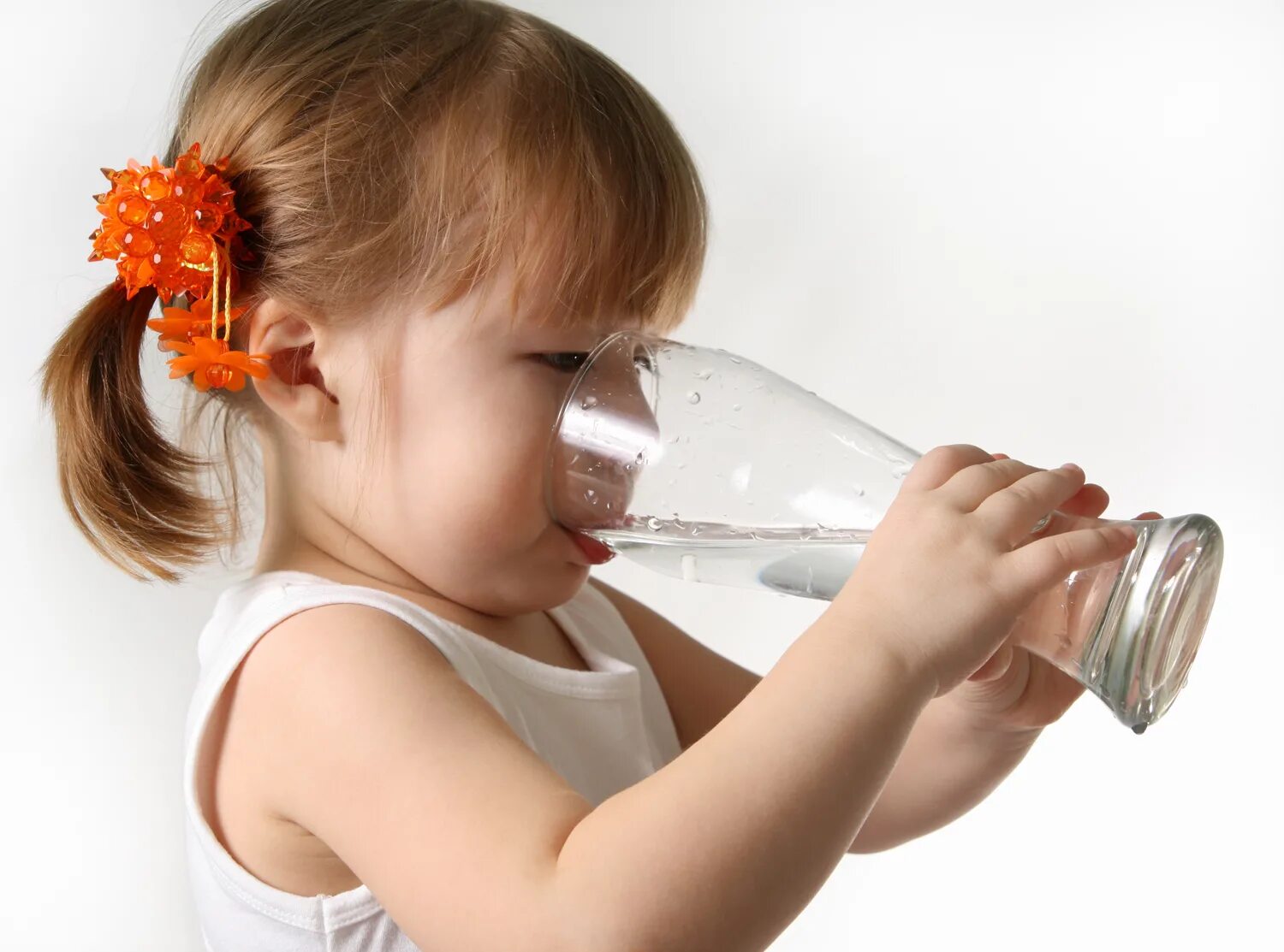Пение воды. Пить воду. Девочка пьет воду. Ребенок пьет. Ребенок пьет воду.