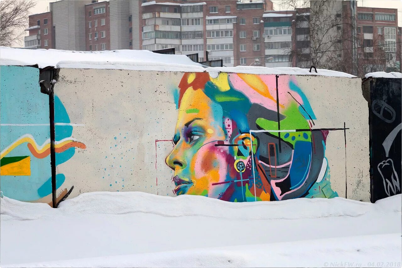 Зимние граффити. Стрит арт зимой. Зимнее граффити. Граффити москва 2008. Граффити зимой.