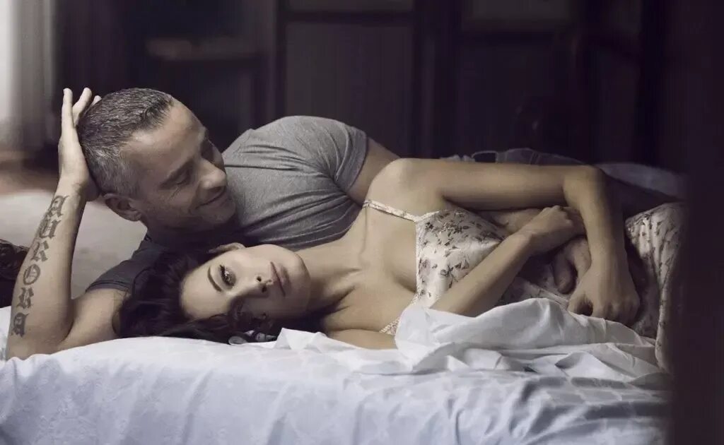И знакомых девушка даже