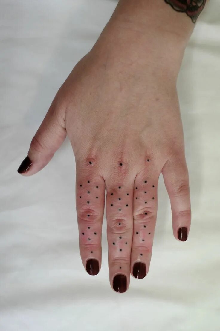 Точки на пальцах что значат. Тату точками. Татуировки точки на пальцах. Наколка на пальце точки.
