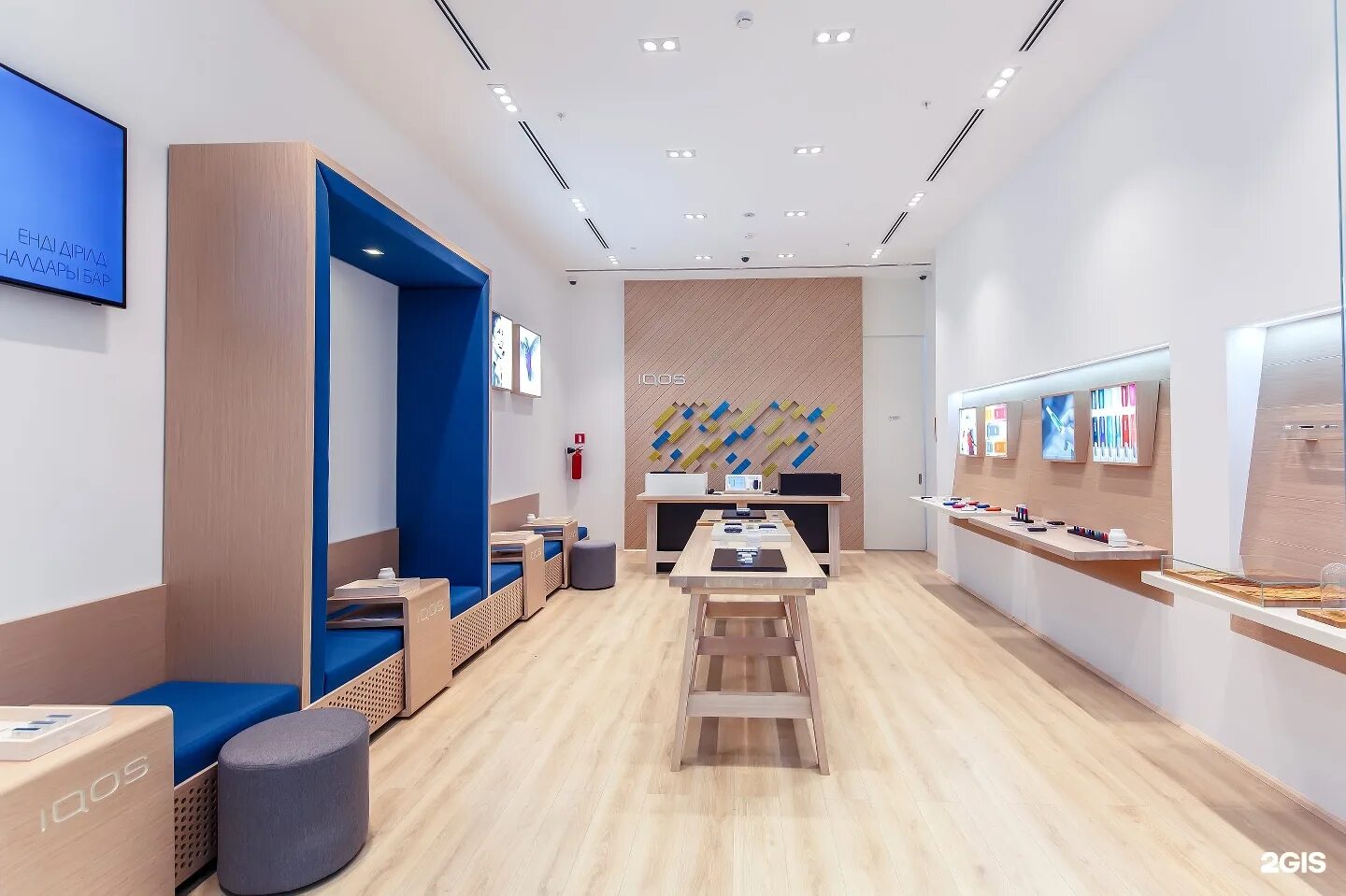 Айкос в помещении. Iqos алматы. Iqos интерьер. Выставочный стенд айкос. Торговый островок айкос.
