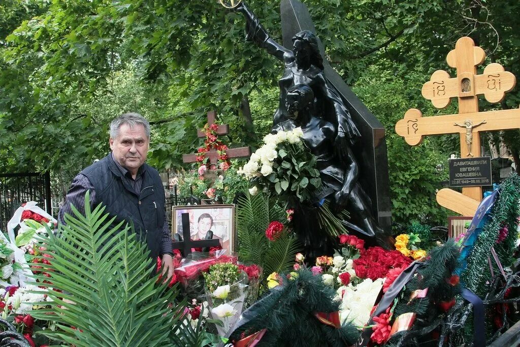 Сын скрипаля причина смерти. Жириновский владимир вольфович могила. Могила виктора януковича младшего. Виктор янукович сын могила фото. Где похоронен сын.