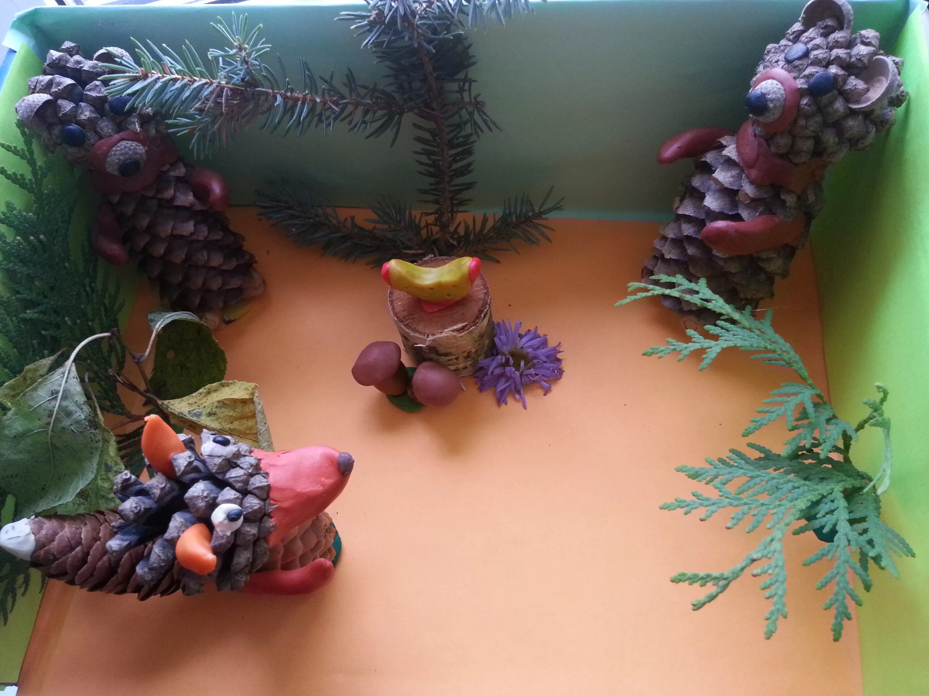 поделки из шишек для детского сада старшая группа. динозавр из шишек и пластилина. поделка из шишек в детский сад. белка из шишек и пластилина и желудей. ежик из шишек.