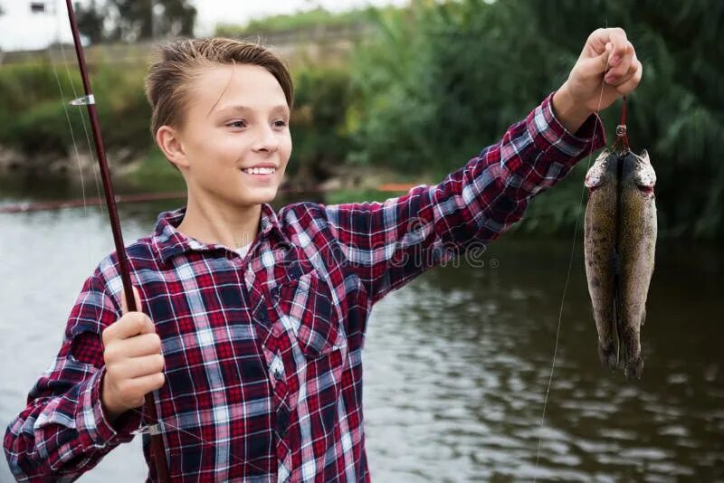 Мальчик Fish. Фото 3 мальчика с рыбой. Fisher boy. Мальчик с рыбой Испания. Ребенок рыбы мальчик