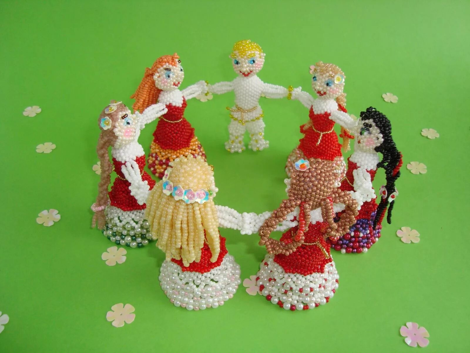 новогодний карнавал рисунок. художник елена уварова русские народные. игрушки закружили хороводом. художник елена уварова рождество. новогодняя елкхоровод.