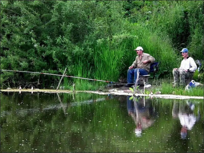 Лов рыбы на реке. Рыбак на берегу реки. Рыбалка летом. Рыбалка на озере. Рыбак на пруду.