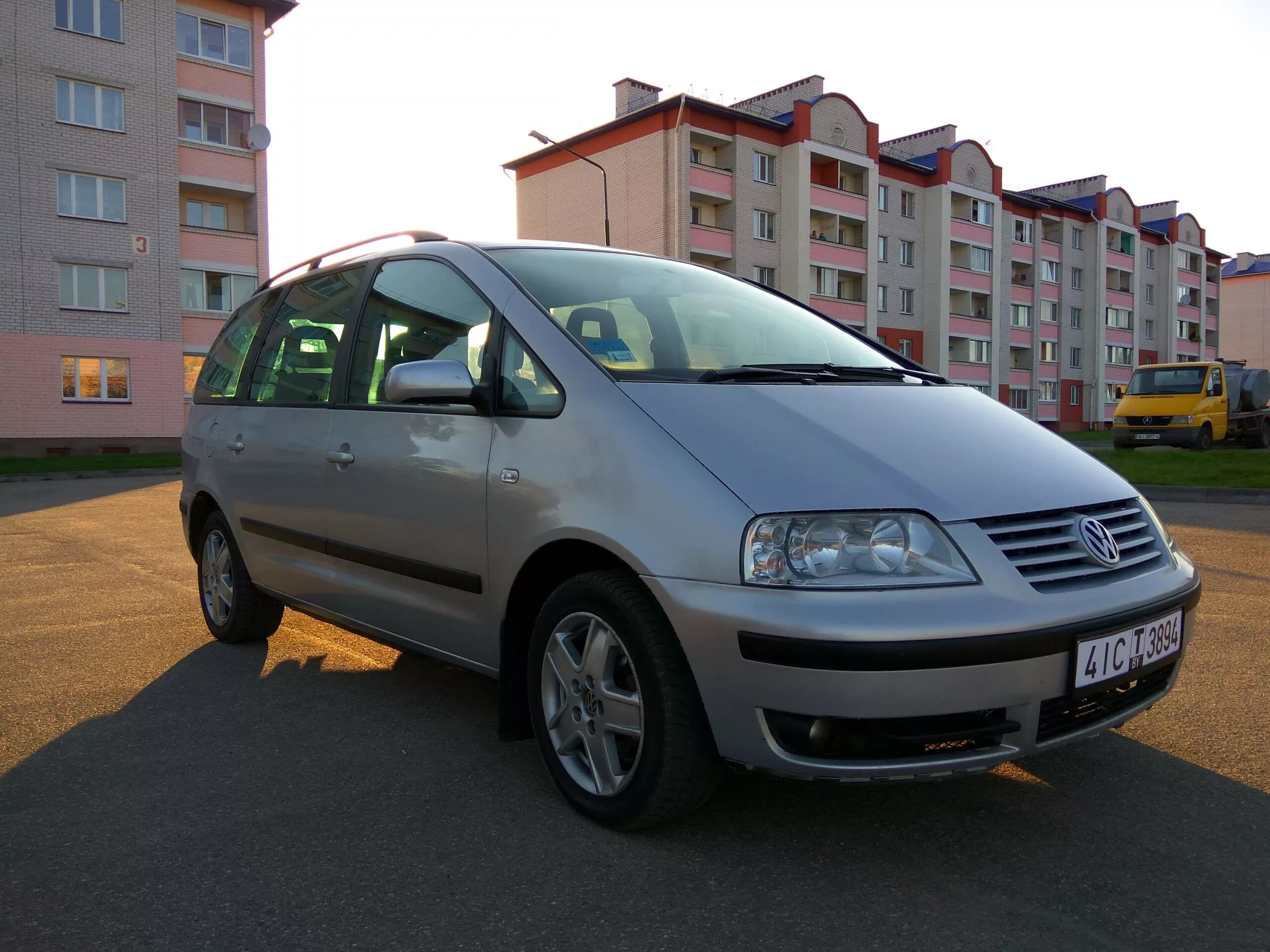 Фольксваген Шаран серебристый. Volkswagen Sharan 2001 года серебристый. Машина Шаран 2001 года. Volkswagen Sharan минивэн dizel турбо 2001 1.9.