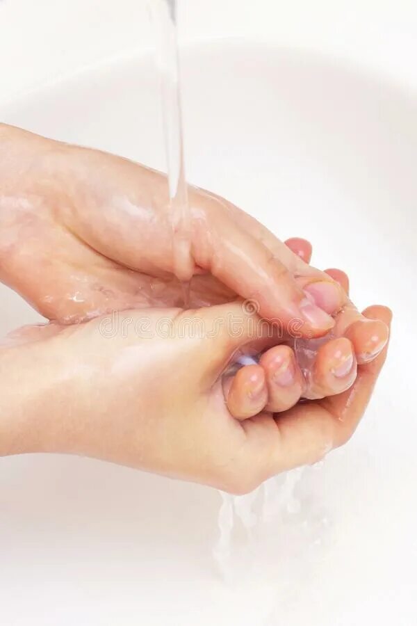 Мытье без воды купить. Человек моет руки. Человек в мыле. Человек намыливает руки. Мытьё рук вертикальное фото.