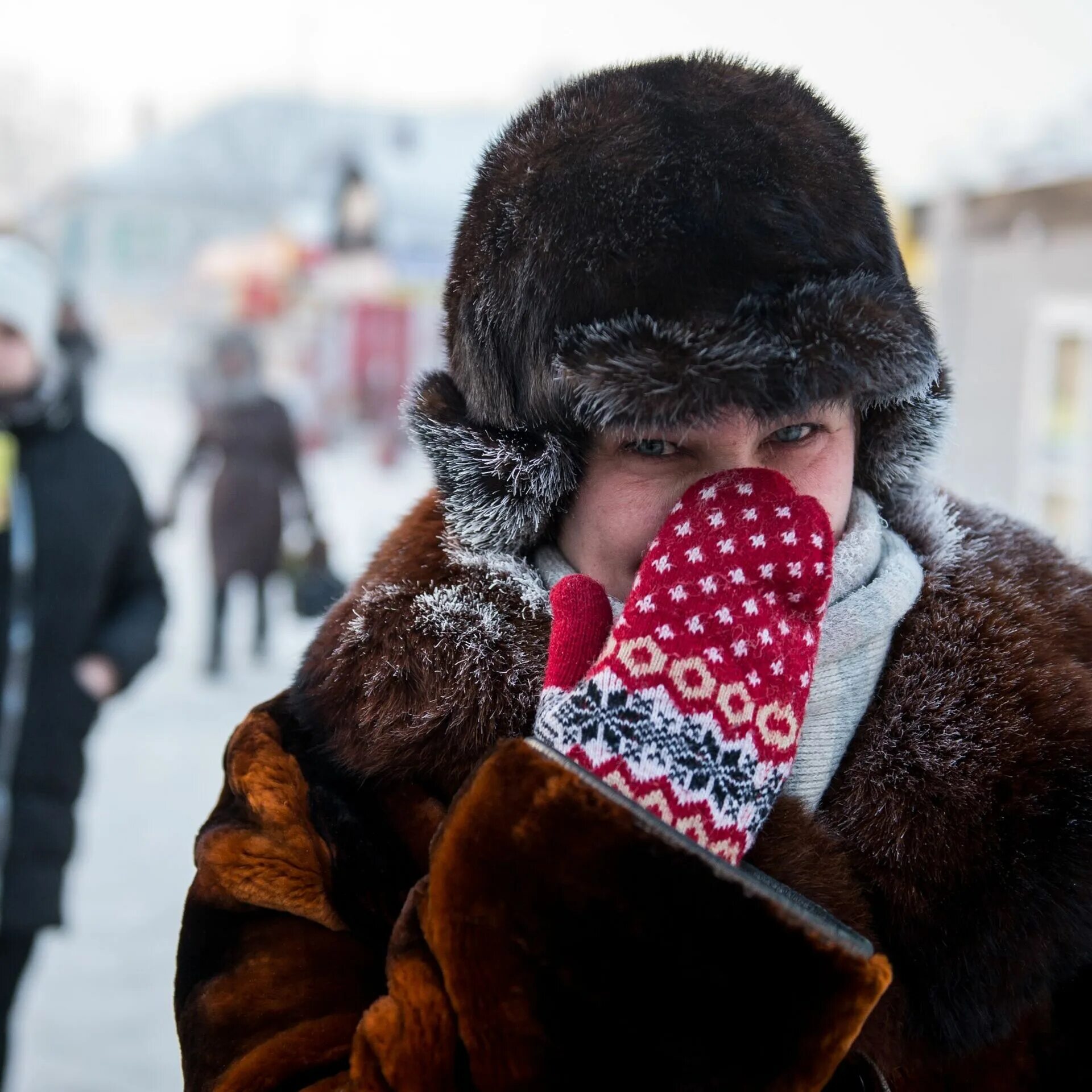 Сильный мороз в городе. Мороз на улице. Холод в городе. Сильный Мороз на улице. Человек на морозе.