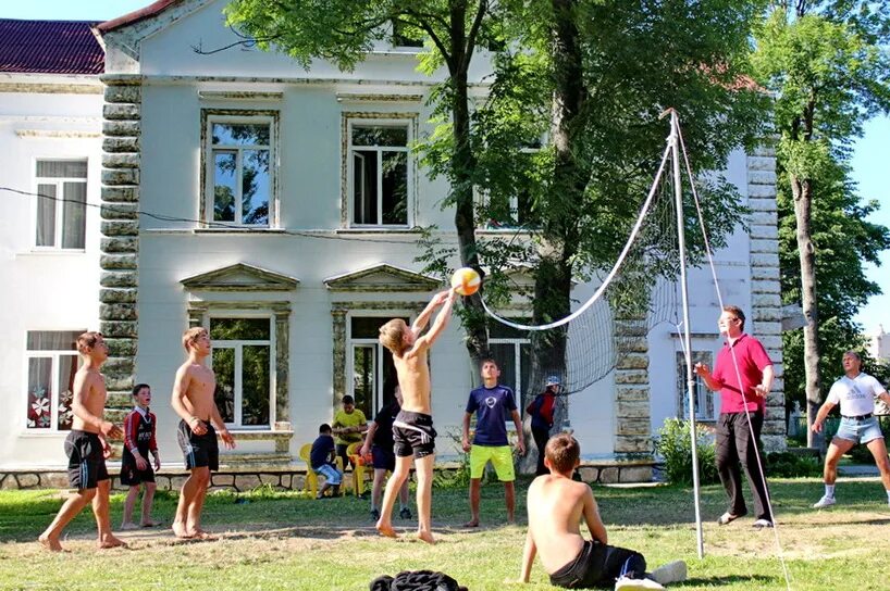 Зеленоградск с детьми. Лагерь Голикова в Зеленоградске. Лагерь Лёни Голикова Зеленоградск. Лагерь в Зеленоградске. Детский лагерь Голикова в Зеленоградске.